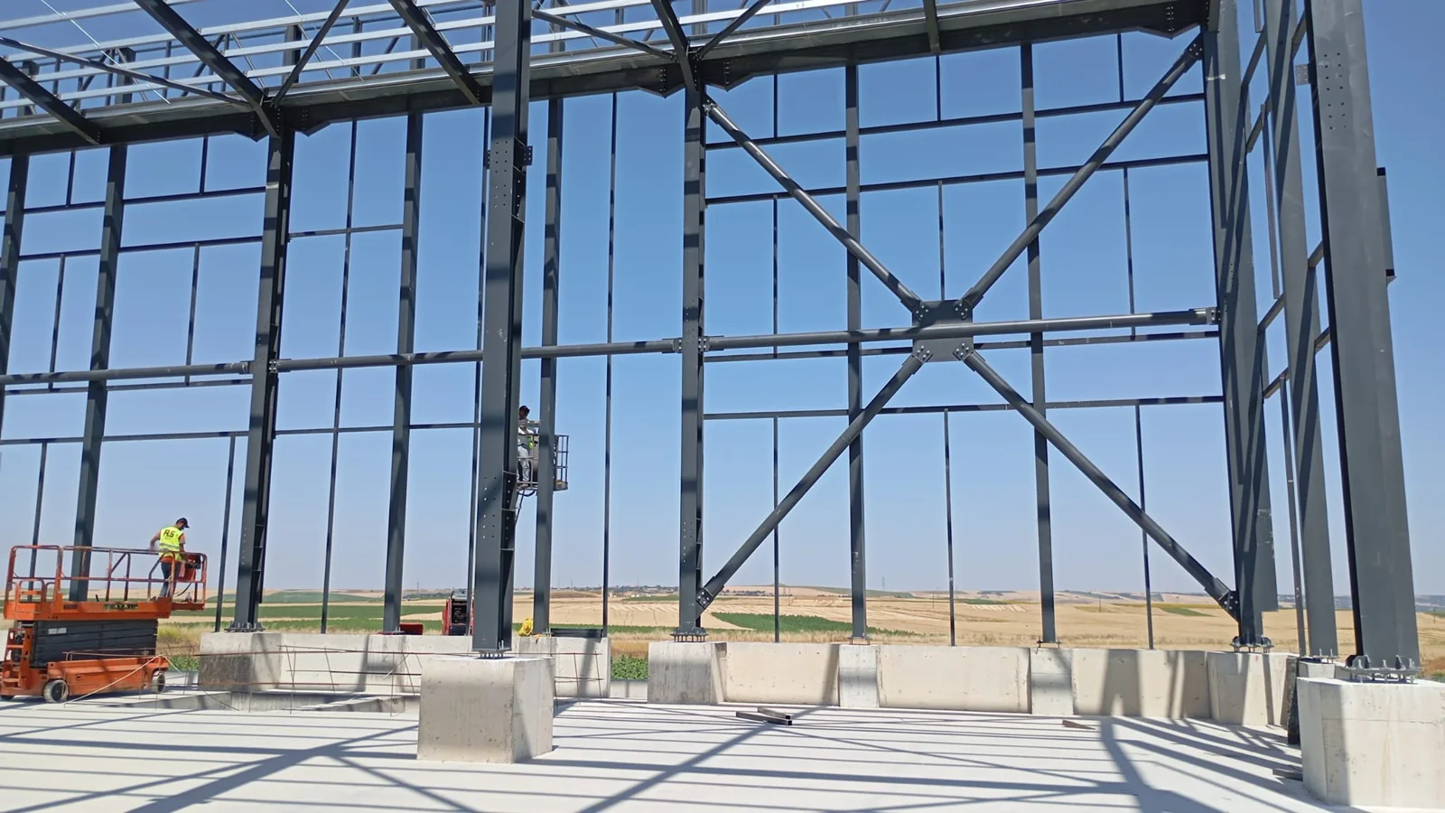 NOVA 58 fabrika yapısında çelik kolonlar, kirişler ve çapraz bağlantılar